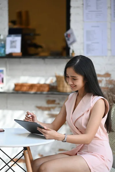 Πορτρέτο Της Νεαρής Επιχειρηματία Που Εργάζονται Ψηφιακή Tablet Ενώ Κάθεται — Φωτογραφία Αρχείου