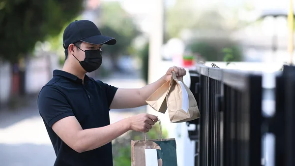 Jonge Aziatische Levering Man Beschermende Masker Houden Papieren Zak Met — Stockfoto