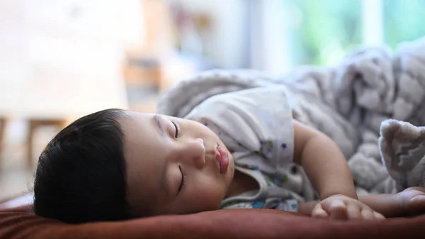 Close Widok Spokojnego Dziecka Śpi Łóżku Jasnym Pokoju — Zdjęcie stockowe