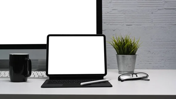 Mock Tablet Computador Com Tela Branco Mesa Branca Parede Tijolo — Fotografia de Stock