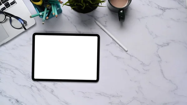 Płaskie Zdjęcie Obszaru Roboczego Tabletem Cyfrowym Laptopem Filiżanką Kawy Marmurowym — Zdjęcie stockowe
