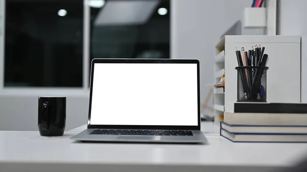 在白桌子上用空屏幕 咖啡杯和办公用品装饰笔记本电脑 — 图库照片