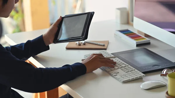 Biznesmen Korzystający Tabletu Komputera Biurku — Zdjęcie stockowe