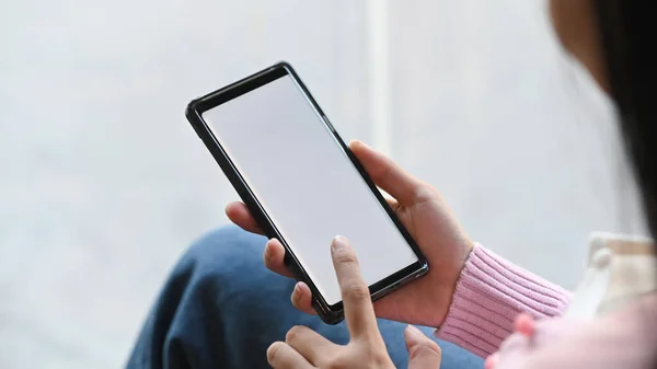 Immagine Mockup Delle Mani Della Donna Mentre Tiene Telefono Cellulare — Foto Stock