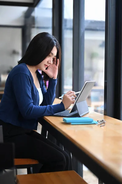 Πλευρική Άποψη Της Νεαρής Γυναίκας Freelance Επικεντρωθεί Εργάζονται Tablet Υπολογιστή — Φωτογραφία Αρχείου