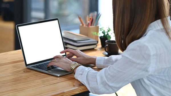 Foto Una Joven Escribiendo Ordenador Portátil Mientras Está Sentada Escritorio — Foto de Stock