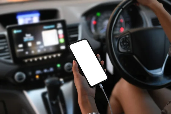 Młoda Kobieta Korzystająca Smartfona Podczas Jazdy Kierownicą — Zdjęcie stockowe
