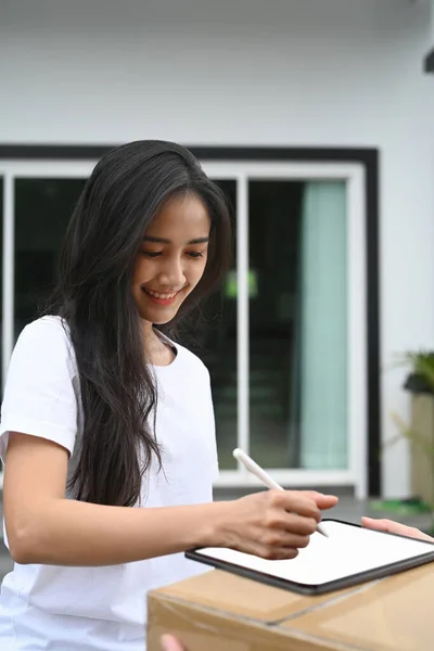 Jovem Mulher Asiática Receber Caixa Homem Entrega Assinar Tablet Digital — Fotografia de Stock