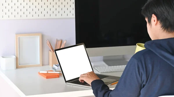 Kadrem Młody Programista Wpisując Białym Pustym Ekranie Klawiatury Laptopa Podczas — Zdjęcie stockowe