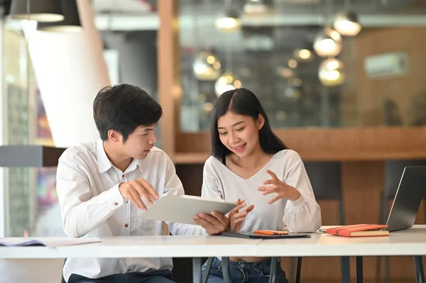 Foto Del Equipo Diseño Creativo Joven Discutiendo Sobre Trabajo Mediante — Foto de Stock