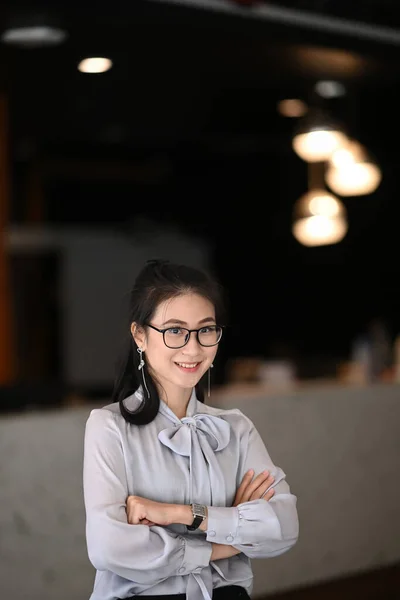 Retrato Empresária Confiante Com Braço Cruzado Escritório Moderno Sorrindo Para — Fotografia de Stock