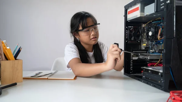 Foto Una Chica Adorable Joven Que Arregla Instala Hardware Computadora —  Fotos de Stock