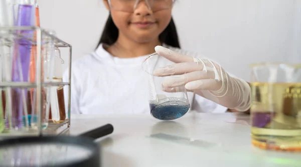 Foto Jovem Adorável Menina Óculos Segurança Luvas Segurando Frascos Para — Fotografia de Stock