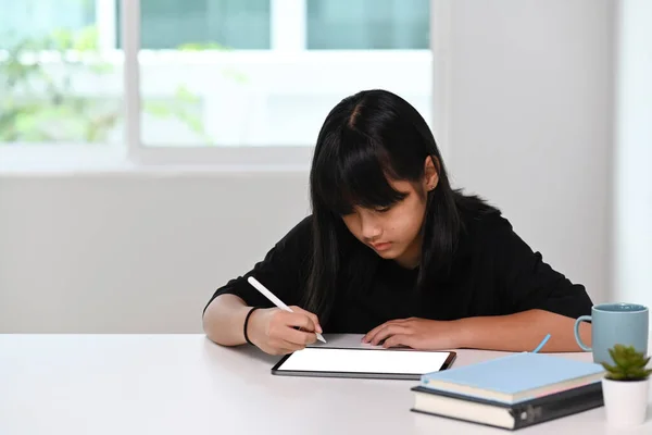 自宅でオンラインで宿題をしているデジタルタブレットを使用して女子高生 オンライン教育 家庭での学習 ホームスクーリングの概念 — ストック写真