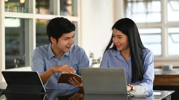 Empresario Dando Una Información Asesoramiento Joven Hermosa Colega Mesa Trabajo — Foto de Stock