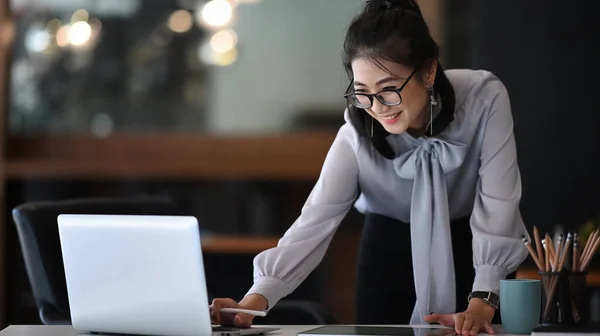 Feliz Mujer Negocios Que Recibe Buenas Noticias Correo Electrónico Ordenador — Foto de Stock