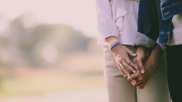 Nahaufnahme Eines Lgbt Paares Das Händchen Hält Während Park Spaziert — Stockfoto