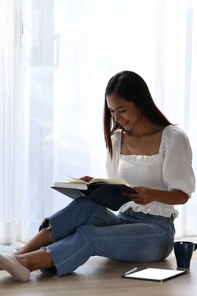 Retrato Una Mujer Alegre Sentada Suelo Sala Estar Leyendo Libro — Foto de Stock