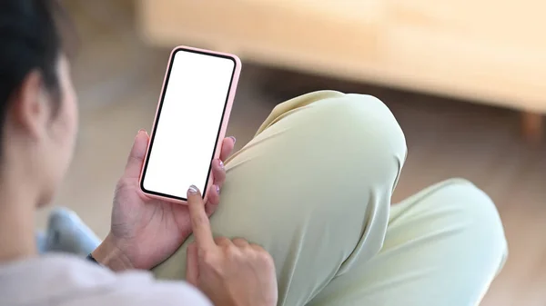 Vista Vicino Della Giovane Donna Che Riposa Sul Divano Soggiorno — Foto Stock