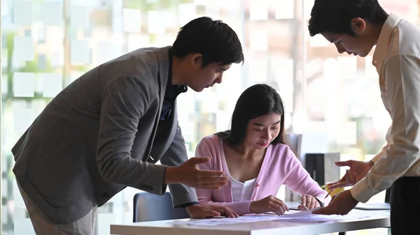 Foto Jovem Equipe Desenvolvimento Negócios Enquanto Brainstorming Mesa Reuniões Escritório — Fotografia de Stock