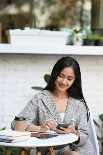 Portret Van Een Vrolijke Zakenvrouw Rustend Een Modern Café Met — Stockfoto