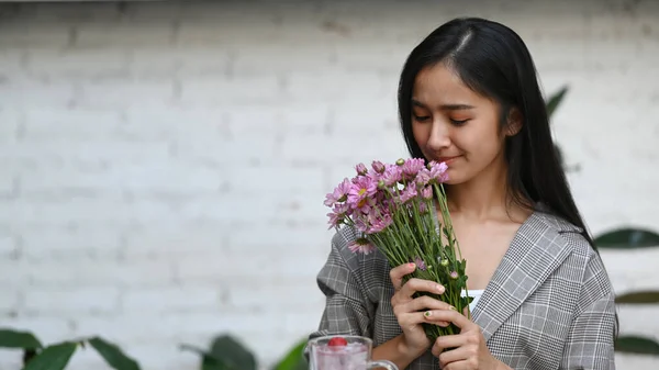 꽃다발을 냄새를 매력적 아시아 — 스톡 사진