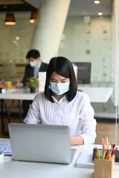 Portret Zakenvrouw Dragen Gezichtsmasker Werken Met Laptop Computer Het Kantoor — Stockfoto