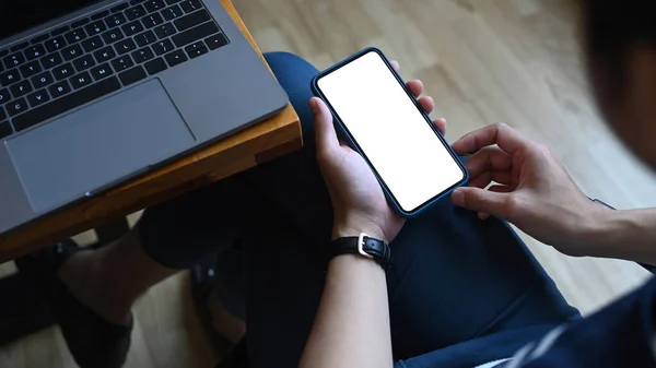 Nahaufnahme Eines Gelegenheitsarbeiters Der Arbeitsplatz Sitzt Und Sein Smartphone Benutzt — Stockfoto