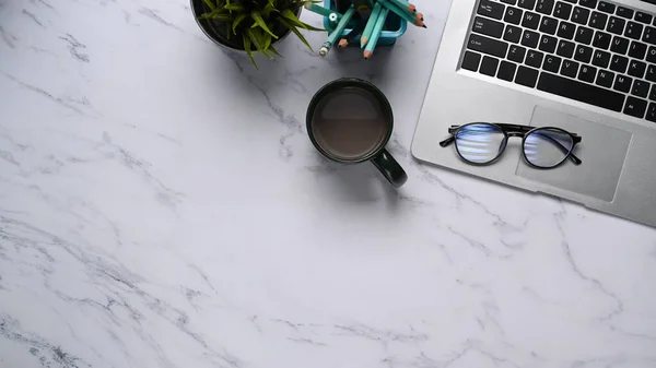 Ovanifrån Modern Arbetsyta Med Laptop Kaffekopp Brevpapper Glasögon Och Kopieringsutrymme — Stockfoto