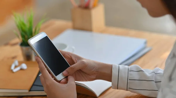 Imagen Cerca Joven Hermosa Mujer Sosteniendo Teléfono Inteligente Pantalla Blanco — Foto de Stock