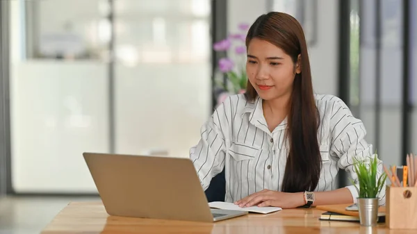 Foto Menina Negócios Jovem Camisa Listrada Digitando Laptop Sentado Mesa — Fotografia de Stock