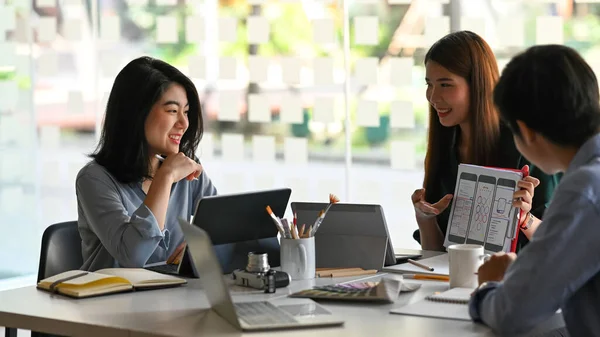 Equipo Diseño Creativo Joven Discutiendo Lluvia Ideas Mientras Sienta Moderno — Foto de Stock