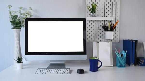 Widok Przodu Makiety Komputera Pustym Ekranem Materiałów Biurowych Białym Stole — Zdjęcie stockowe