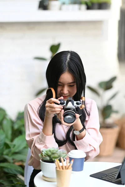 Portrait Young Female Photographer Checking Photo Camera While Sitting Outdoor — Stock Photo, Image