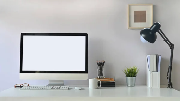 Nowoczesny Komputer Pustym Ekranem Kreatywne Akcesoria Kubkiem Kawy Lampą Białym — Zdjęcie stockowe