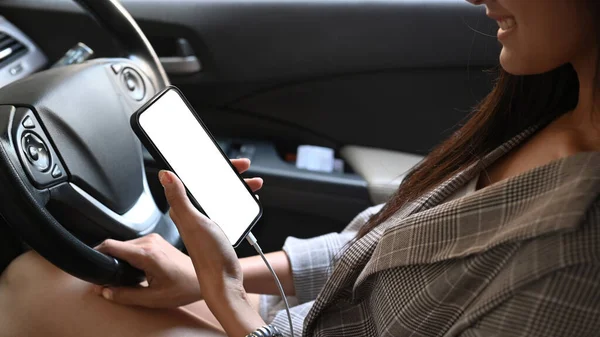 Przycięte Ujęcie Młodej Kobiety Trzymającej Smartfon Ekranem Lank Podczas Jazdy — Zdjęcie stockowe