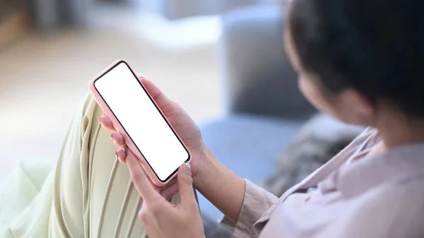 Junge Frau Legerer Kleidung Hält Smartphone Attrappe Mit Weißem Bildschirm — Stockfoto