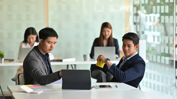 현대의 회의실에서 직원들 태블릿을 사용하여 그들의 사업에 논의하는 — 스톡 사진