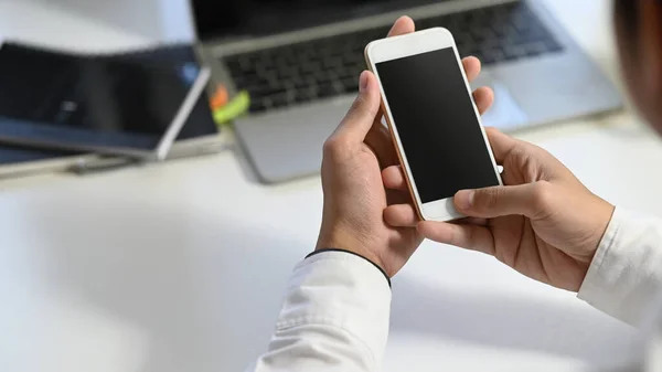 Foto Mano Del Joven Empresario Sosteniendo Teléfono Inteligente Blanco Con — Foto de Stock