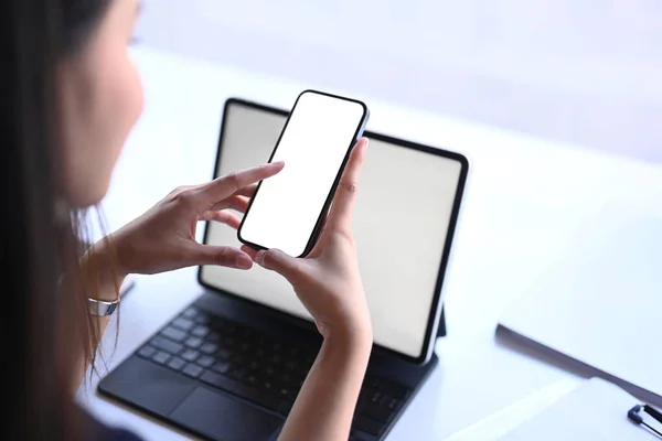 Nahaufnahme Einer Jungen Frau Die Vor Ihrem Tablet Computer Sitzt — Stockfoto