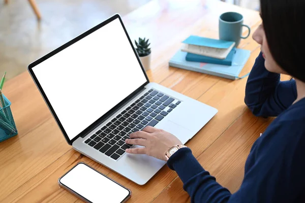 Tiro Recortado Jovem Freelancer Sexo Feminino Trabalhando Com Computador Portátil — Fotografia de Stock