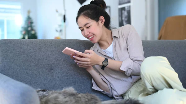 Szczęśliwa Młoda Kobieta Pomocą Smartfona Robi Zdjęcie Kota Kanapie Domu — Zdjęcie stockowe