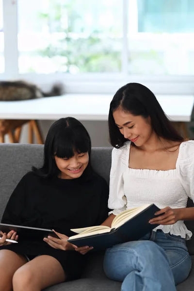 Moeder Helpt Haar Dochter Huiswerk Maken Online Digitale Tablet Thuis — Stockfoto