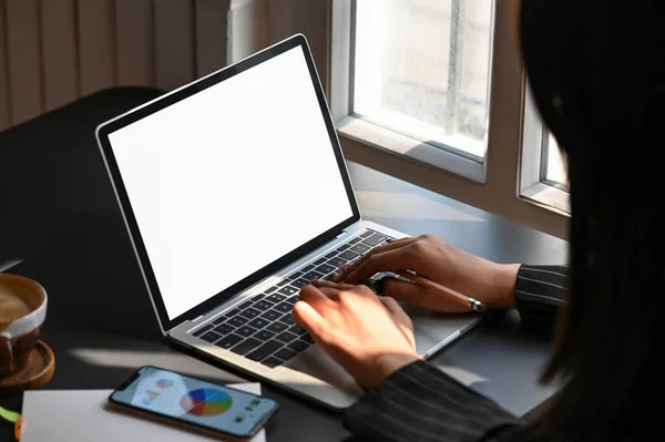 Foto Lateral Una Joven Empresaria Escribiendo Una Computadora Portátil Pantalla — Foto de Stock