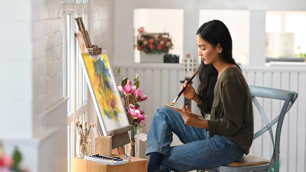 Une Belle Femme Assise Dessinant Une Aquarelle Studio Art — Photo