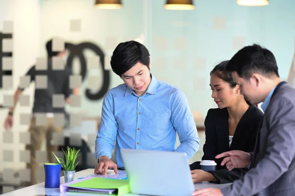 Equipo Negocios Corporativos Haciendo Una Gran Discusión Negocios Moderna Oficina — Foto de Stock