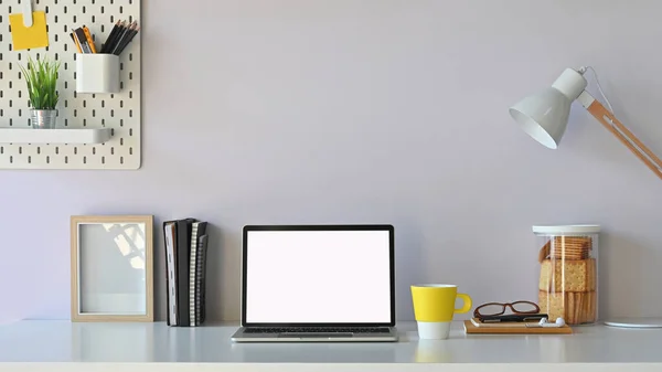 Tela Branco Espaço Trabalho Computador Equipamento Escritório Estão Mesa Conceito — Fotografia de Stock