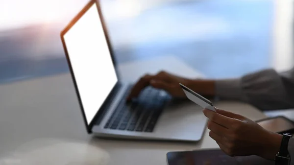 Vista Vicino Della Donna Che Tiene Mano Carta Credito Utilizza — Foto Stock