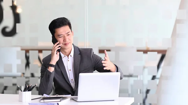 Adamı Cep Telefonuyla Konuşuyor Modern Ofisinde Otururken Bilgileri Ciddi Bir — Stok fotoğraf