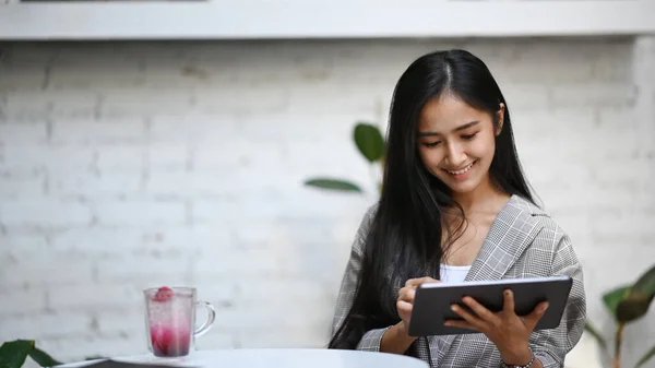 Heureuse Femme Affaires Qui Travaille Avec Une Tablette Numérique Tout — Photo